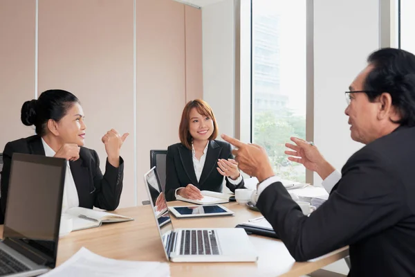 Fröhliche Asiatische Mitarbeiter Bei Brainstorming Sitzung Büro — Stockfoto