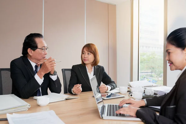 Coworkers Discutendo Notizie Alla Riunione Affari Ufficio — Foto Stock