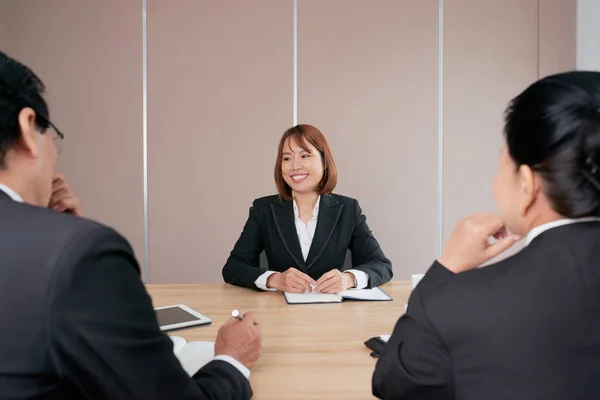 Unga Vietnamesiska Företag Dam Genomför Ett Möte — Stockfoto