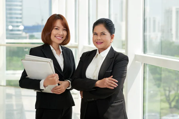 Porträt Zweier Lächelnder Vietnamesischer Rechtsanwältinnen — Stockfoto