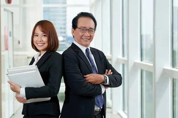 Smiling Asian Business Coworkers Standing Arms Crossed — Stock Photo, Image