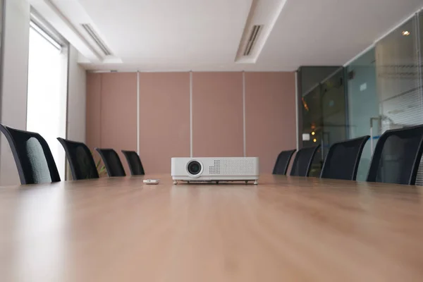 Projecteur Sur Table Vide Dans Salle Réunion — Photo