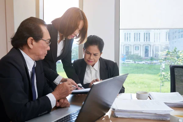 Vietnamesiska Business Team Analysera Rapport Vid Möte Office — Stockfoto