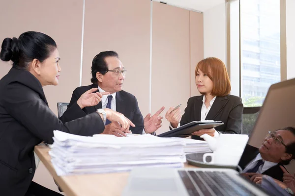 Joven Dama Negocios Vietnamita Ofreciendo Idea Sala Reuniones — Foto de Stock