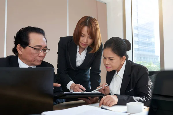 Geschäftsfrau Zeigt Mitarbeitern Bei Besprechung Dokument — Stockfoto