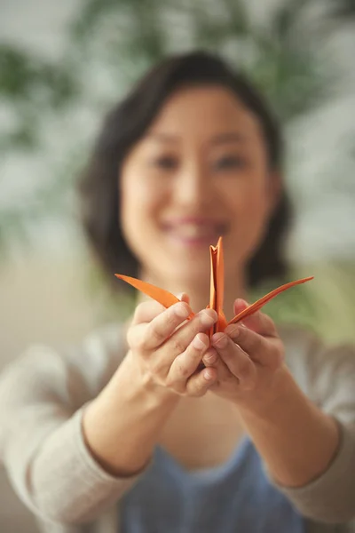 折り鶴 セレクティブ フォーカスを持つ女性の手 — ストック写真