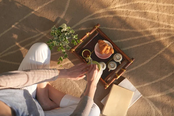 Femme Assise Sur Sol Versant Thé Dans Une Tasse Vue — Photo