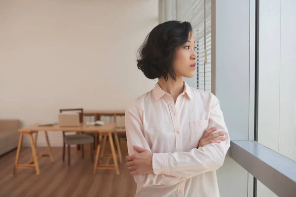 Pensive Japonaise Femme Regardant Par Fenêtre Bureau — Photo