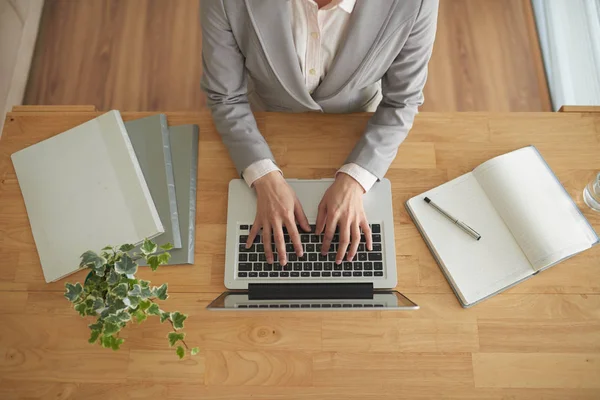 Business Kvinna Som Arbetar Laptop Visa Från Ovan — Stockfoto