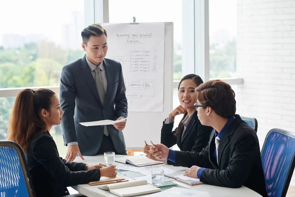 Asiatiska Chefer Diskuterar Inför Fråga Office — Stockfoto