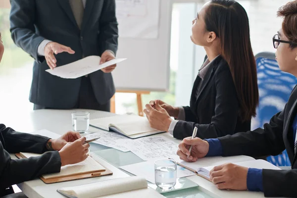 Produktivt Lagarbete Modernt Mötesrum Vid Bord — Stockfoto