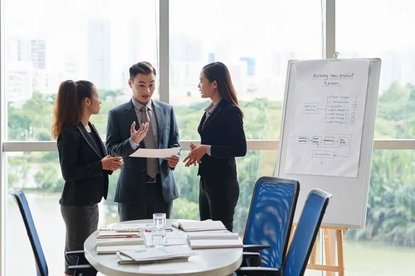 Knappe Aziatische Zakenman Praten Met Vrouwelijke Collega Office — Stockfoto