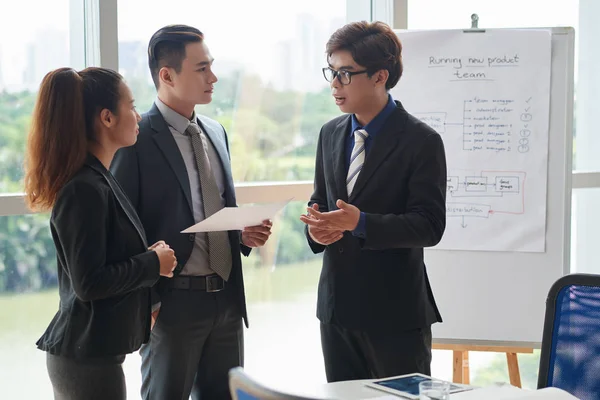 Grupp Kreativa Unga Chefer Diskuterar Nya Idéer Business Training Panoramafönster — Stockfoto