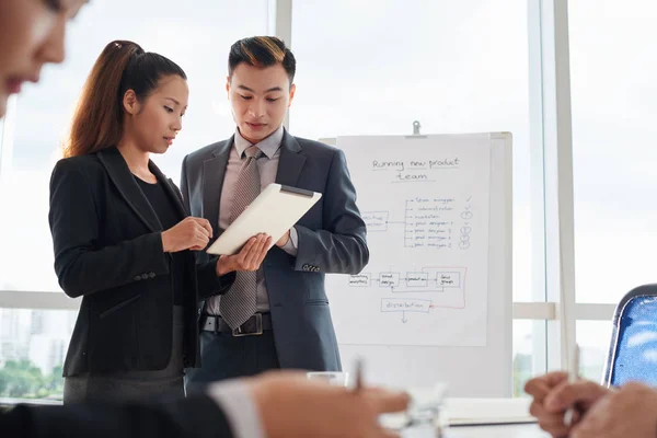 Talentiertes Team Von Managern Arbeitet Gemeinsam Projekt — Stockfoto