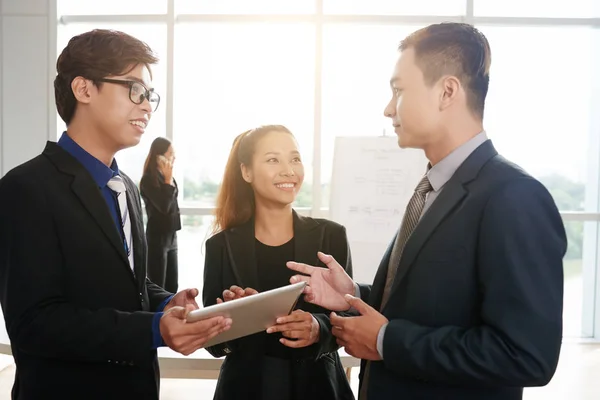 Cheerful Asian Financial Managers Talking While Standing Spacious Open Plan — Stock Photo, Image