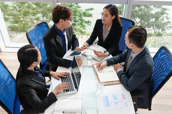 Vista Alto Ângulo Empresários Vietnamitas Confiantes Enrolados Trabalho Enquanto Sentados — Fotografia de Stock