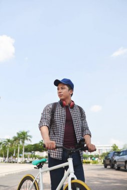 Bisiklet açık havada duran ile Vietnam adam portresi