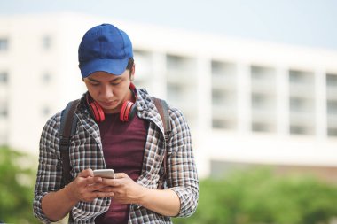 Genç Vietnamlı app üstünde onun smartphone kullanarak