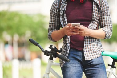 Bir smartphone cep telefonu ile mesaj okuma adam Resim kırpılmış