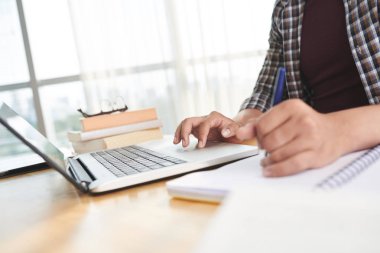 Yakın çekim yansıma öğrenci dizüstü ev ödevi yaparken kullanma