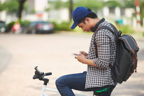 Азиатский Парень Велосипеде Использует Приложение Своем Смартфоне — стоковое фото