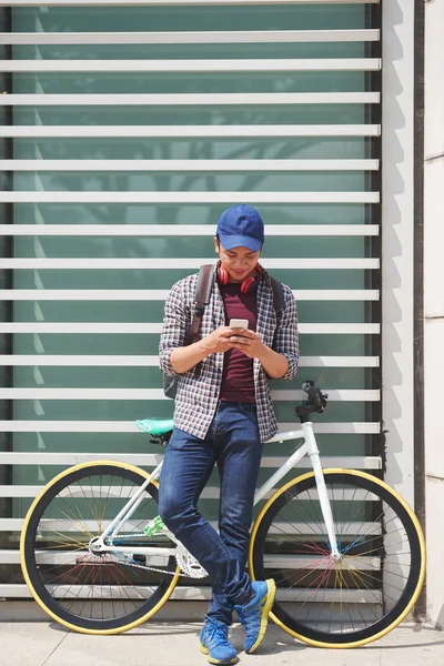 Joven Con Bicicleta Pie Aire Libre Mensajes Texto —  Fotos de Stock