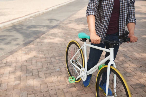 Imagen Recortada Del Hombre Pie Junto Bicicleta — Foto de Stock