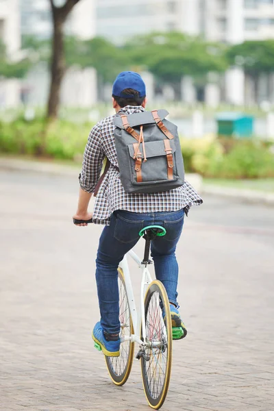 Visão Traseira Jovem Com Mochila Andando Bicicleta — Fotografia de Stock