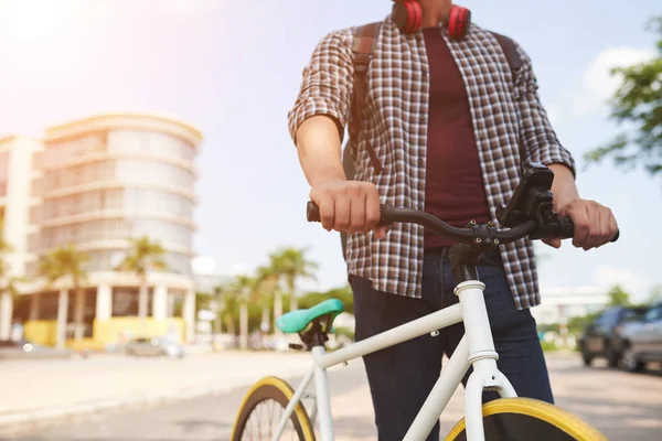 화창한 자전거와 남자의 이미지를 — 스톡 사진