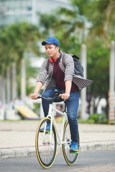 亚洲年轻人骑 Fixie 自行车在街上 — 图库照片