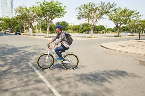 Junger Mann Mit Fahrrad Auf Der Straße — Stockfoto