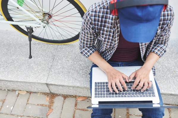 Homem Sentado Pavimento Trabalhando Laptop Vista Cima — Fotografia de Stock