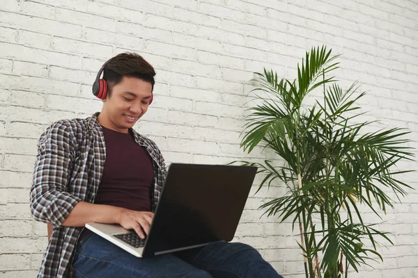 Sonriendo Joven Asiático Que Trabaja Ordenador Portátil — Foto de Stock