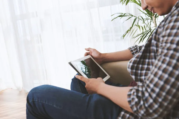 Imagem Cortada Homem Assistindo Vídeos Computador Tablet — Fotografia de Stock