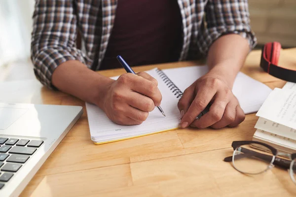 Mani Studenti Che Scrivono Libro Testo Casa — Foto Stock