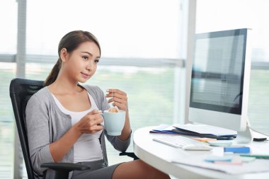 Onun işyerinde çay içme kadın iş yürütme