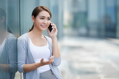 Bir şeyler telefonda meslektaşım açıklamaya pretty Asya iş kadını