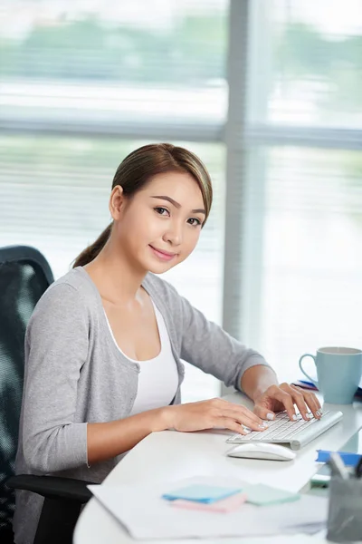 Retrato Encantadora Dama Negocios Vietnamita Trabajando Computadora Mesa — Foto de Stock