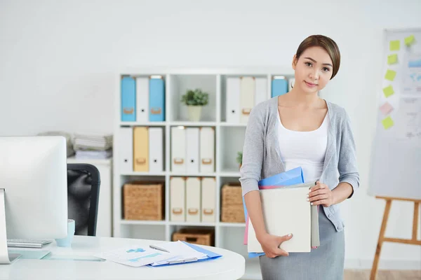 Aantrekkelijke Jonge Vietnamese Business Lady Permanent Aan Haar Tafel — Stockfoto