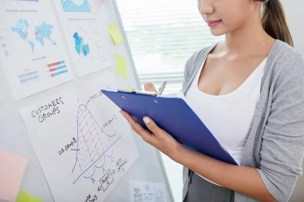 なチャートやグラフを分析し ノートを取ることのビジネス女性のトリミングされた画像 — ストック写真