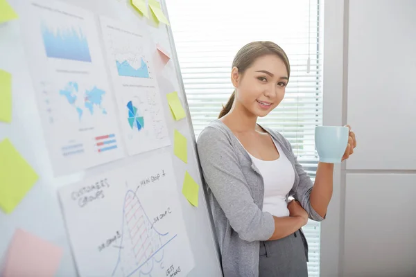 Pretty Asian Business Lady Standing Whiteboard Cup Coffee — Stock Photo, Image