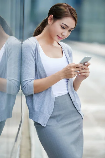 Atraente Senhora Negócios Asiática Com Mensagens Texto Smartphone — Fotografia de Stock