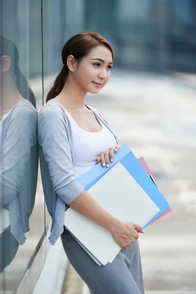 Portrait Attractive Vietnamese Business Lady Folders Leaning Wall — Stock Photo, Image