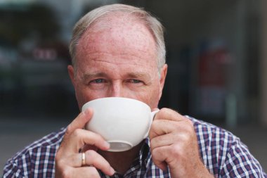 Sabah kahve içme orta yaşlı adamın yüzünü