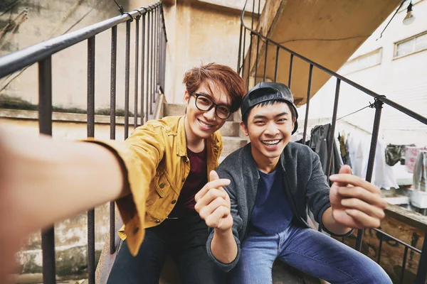 아시아 청소년 스스로 사진의 미소를 카메라를 — 스톡 사진