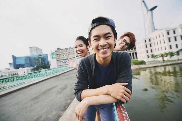 Portret Van Aziatische Vrienden Kijken Camera Stad — Stockfoto
