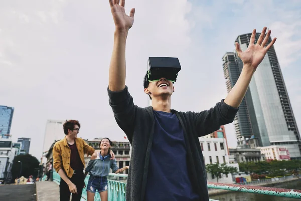 Cheerful Young Man Having Fun Virtual Reality Glasses His Friends — Stock Photo, Image