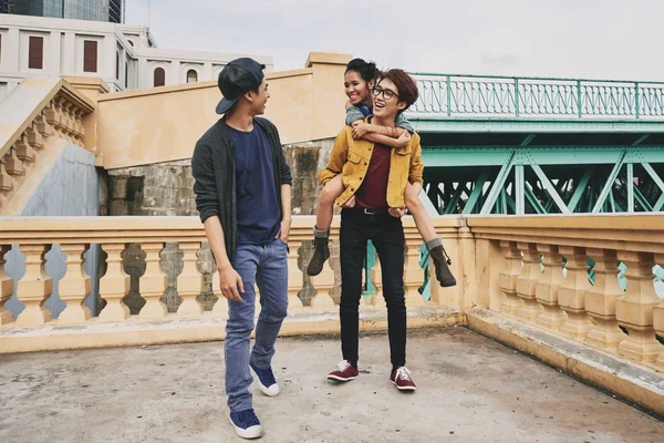 快乐的亚裔少年在城里和朋友一起散步时 带着他漂亮的女朋友 — 图库照片