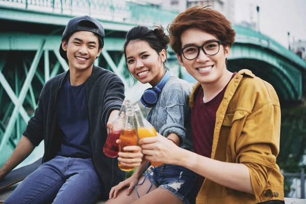 微笑的越南朋友的团体肖像看着相机 而敬酒与软饮料瓶 — 图库照片