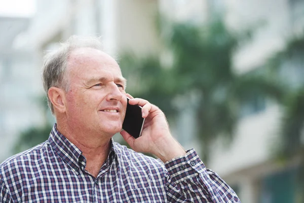 Mężczyzna Średnim Wieku Stojący Zewnątrz Wywołanie Telefon — Zdjęcie stockowe